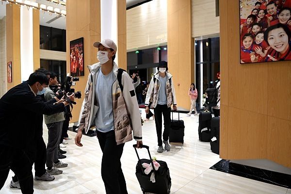 对AI服务实行包容审慎，兼顾权利保障和产业健康发展。