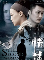 蕾妮·齐薇格单肩裙面容显苍老，和男友道尔·布莱姆豪尔牵手大秀恩爱。